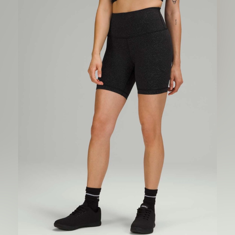 Lululemon Wunder Train High-Rise Short 6"
Crunch Black size 2